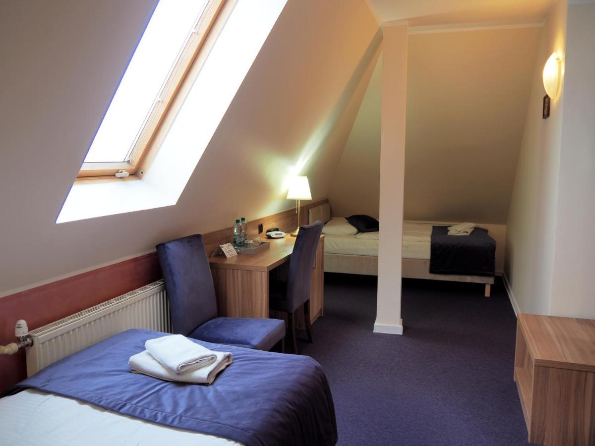 Hotel Awis Kutno Buitenkant foto