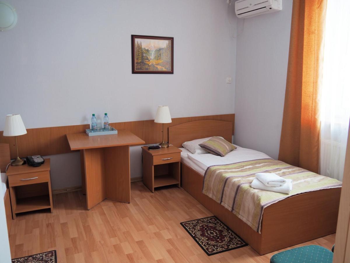 Hotel Awis Kutno Buitenkant foto