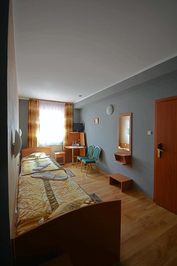 Hotel Awis Kutno Buitenkant foto