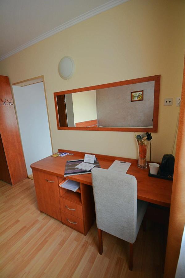 Hotel Awis Kutno Buitenkant foto