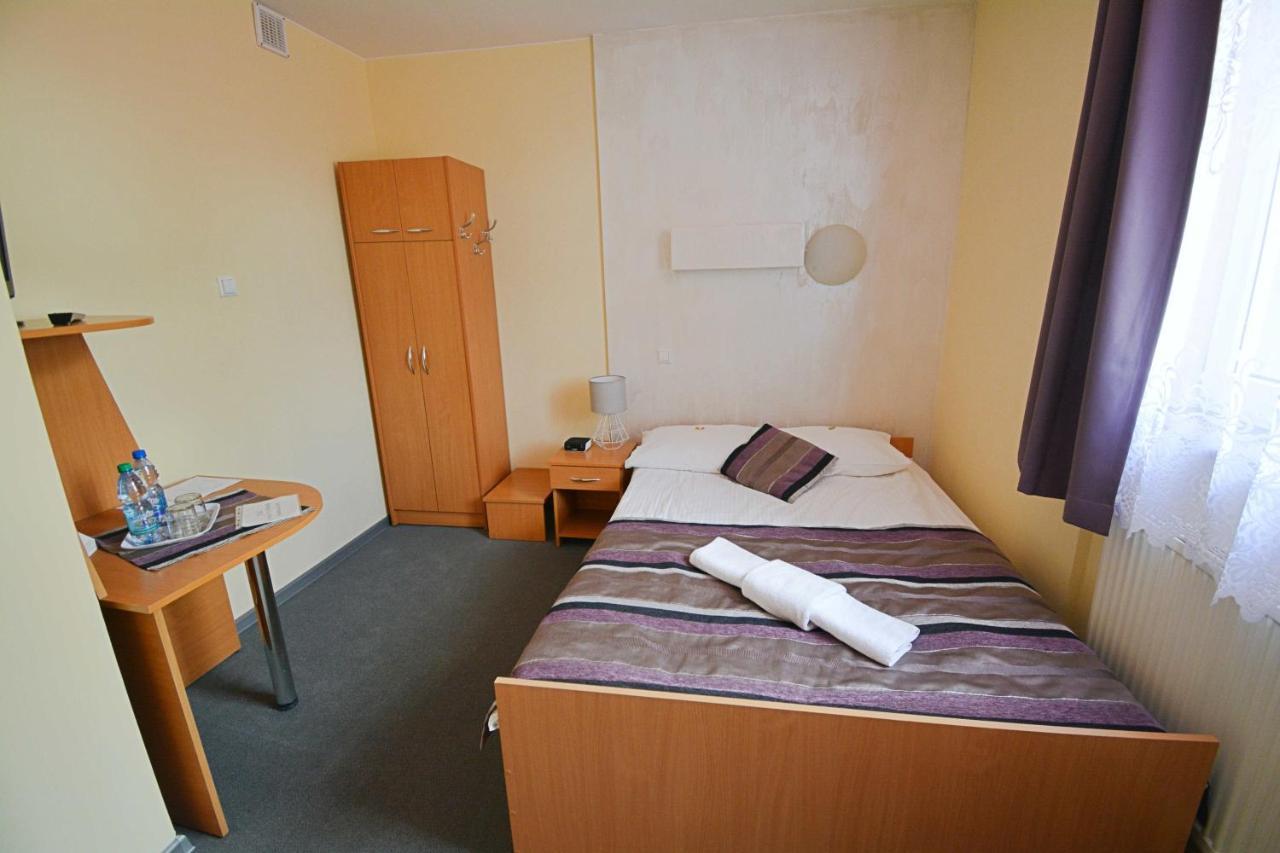 Hotel Awis Kutno Buitenkant foto