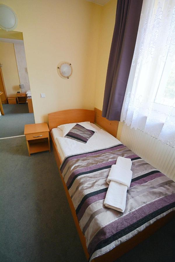 Hotel Awis Kutno Buitenkant foto