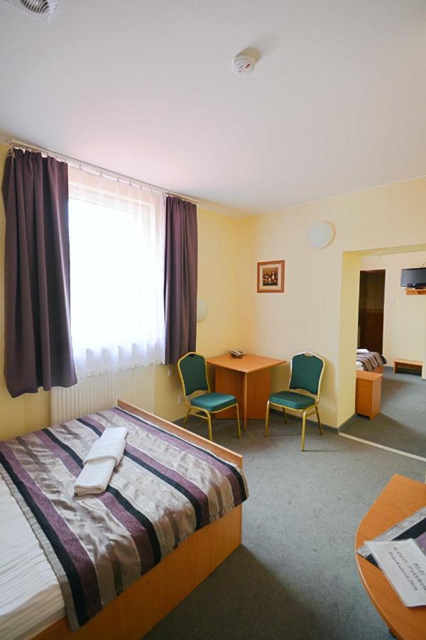 Hotel Awis Kutno Buitenkant foto